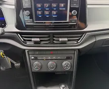 Notranja slika - Volkswagen T-Roc - 1.0 TSI BMT Life-komaj 31.131 KM-1.lastnik-Virtual - 9 - Predogledna slika