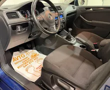 Notranja slika - Volkswagen Jetta - 1.6 TDI-TEMPOMAT-LIMO-PDC-SERVISNA-KNJ-ODLIČNA - 9 - Predogledna slika