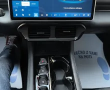 Zunanja slika - Vinfast VF8 - 87.7 kWh AWD ECO-350PS AWD-POLNILNICA-ZALOGA - 15 - Predogledna slika