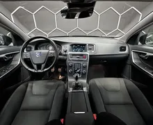 Notranja slika - Volvo V60 - 2.0D KAMERA-NAVI-BIXENON-GRETJE SEDEZEV-PDC - 9 - Predogledna slika