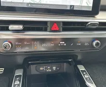 Notranja slika - KIA Sorento - 2.2 TCI AWD EX Launch 8DCT - 17 - Predogledna slika