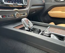 Notranja slika - Volvo XC60 - B4 D AWD Plus Dark Avt. Zračno Pano ACC Kljuka - 20 - Predogledna slika