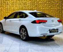 Notranja slika - Opel Insignia - 2.0 CDTI AUT. HEADUP-KAMERA-BOSE-GRETJE VOLANA - 9 - Predogledna slika