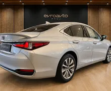 Notranja slika - Lexus ES - 300h Executive Avt.Redno servisiran - 7 - Predogledna slika