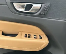 Notranja slika - Volvo XC60 - B4 D AWD Plus Dark Avt. Zračno Pano ACC Kljuka - 13 - Predogledna slika