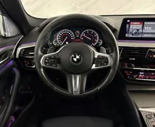 Notranja slika - BMW serija 5 Touring: - 530d|xD|M|ACC|Laser|360K|HUD|BW|NightV|Zračno|TV| - 10 - Predogledna slika