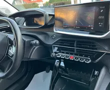 Notranja slika - Peugeot 2008 - 1.2 PURETECH 130 ALLURE-1 LASTNICA-ALU-NAVI-KAM... - 12 - Predogledna slika