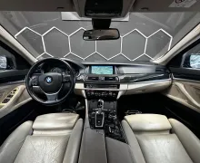 Notranja slika - BMW serija 5: - 525d VIRTUAL+HUD+V.NAVI+MEMORY+MRTVI KOT+ACC+L.AS. - 9 - Predogledna slika