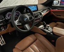 Notranja slika - BMW serija 5: - 530d xDrive |M-Sport|Pano|4WS|Kamera|HUD|Memory| - 8 - Predogledna slika