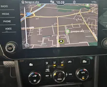 Notranja slika - Škoda Superb - 2.0 TDI Ambition Combi DSG 110 kW - 9 - Predogledna slika