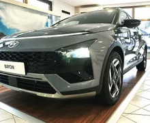 Zunanja slika - Hyundai Bayon - T-GDI PREMIUM AVT-ČRNA STREHA-AKT.TEMP-WINT-VIDEO - 1 - Predogledna slika
