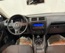 Notranja slika - VW Jetta - 1.6 TDI-TEMPOMAT-LIMO-PDC-SERVISNA-KNJ-ODLIČNA - 10 - Predogledna slika