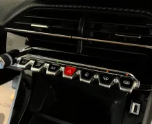 Zunanja slika - Peugeot 2008 - 1.2-1.LASTNIK-JAMSTVO-ODLIČEN-OBROK ŽE OD 128€ - 19 - Predogledna slika