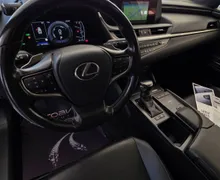 Notranja slika - Lexus ES - 300h Executive Avt.Redno servisiran - 8 - Predogledna slika
