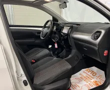 Notranja slika - Peugeot 108 - 1.2-CABRIO-TEMPOMAT-LED-KAMERA-ALU-ODLIČEN... - 11 - Predogledna slika