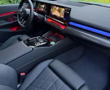Notranja slika - BMW serija 5: - 540d xDrive|SALONSKI|Iconic|AV|Pano|ACC|B W| - 12 - Predogledna slika