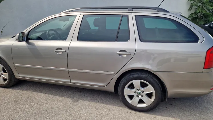 Zunanja slika - Škoda Octavia - Škoda  Combi 1.6 CR TDI DPF Elegance - 1