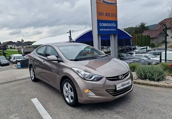 Zunanja slika - Hyundai Elantra - 1.6 CVVT STYLE ZELO LEPO OHRANJENO VOZILO... - 1