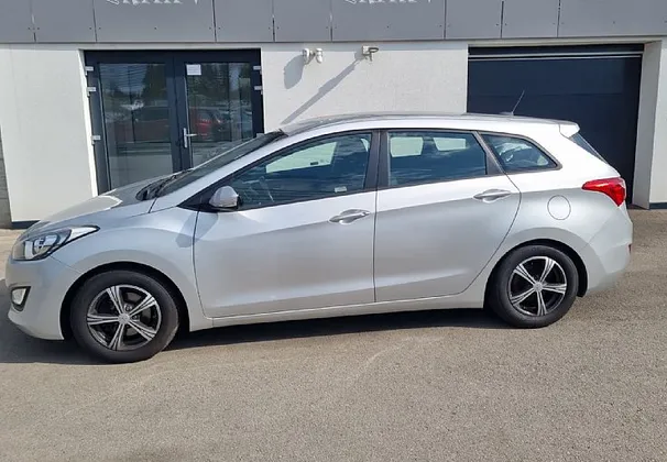 Zunanja slika - Hyundai i30 Wagon - 1.6 CRDi 110 Style  SERVISNA. VZRAT. KAM. - 1